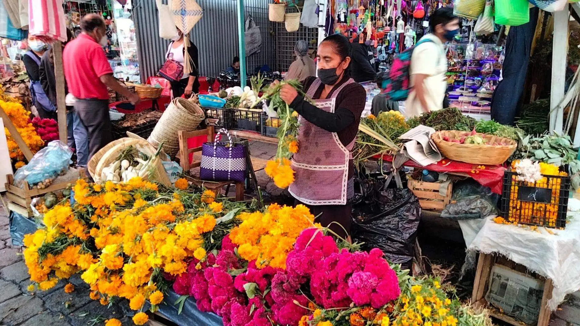 Comerciantes de Tehuacán esperan mejorar ventas en Día de Muertos dos